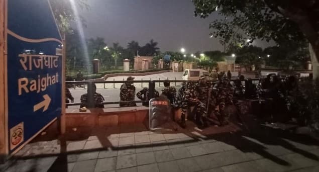 پولیس کے  ذریعے گاندھی کے سوگواروں کو حراست میں لینے کے بعدگاندھی کے یوم شہادت پر راج گھاٹ رہا ویران