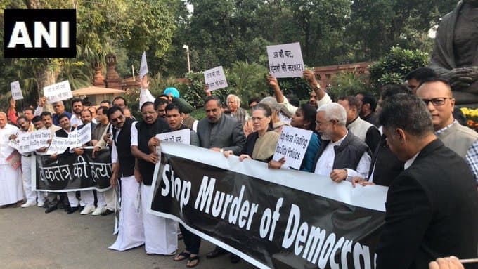 مہاراشٹر کے سیاسی مدعے پر کانگریس نےکیا پارلیمینٹ میں مظاہرہ