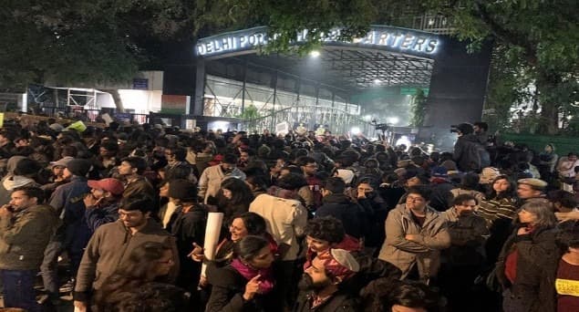 جامعہ کے طلبا پر پولیس کے وحشیانہ ایکشن کے خلاف آدھی رات کو پولیس ہیڈکوارٹر پر زبردست احتجاج