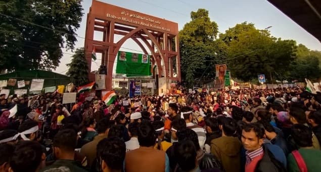 جامعہ ملیہ کے سامنے ہزاروں لوگوں نے آج بھی کیا شہریت ترمیمی قانون کے خلاف احتجاج