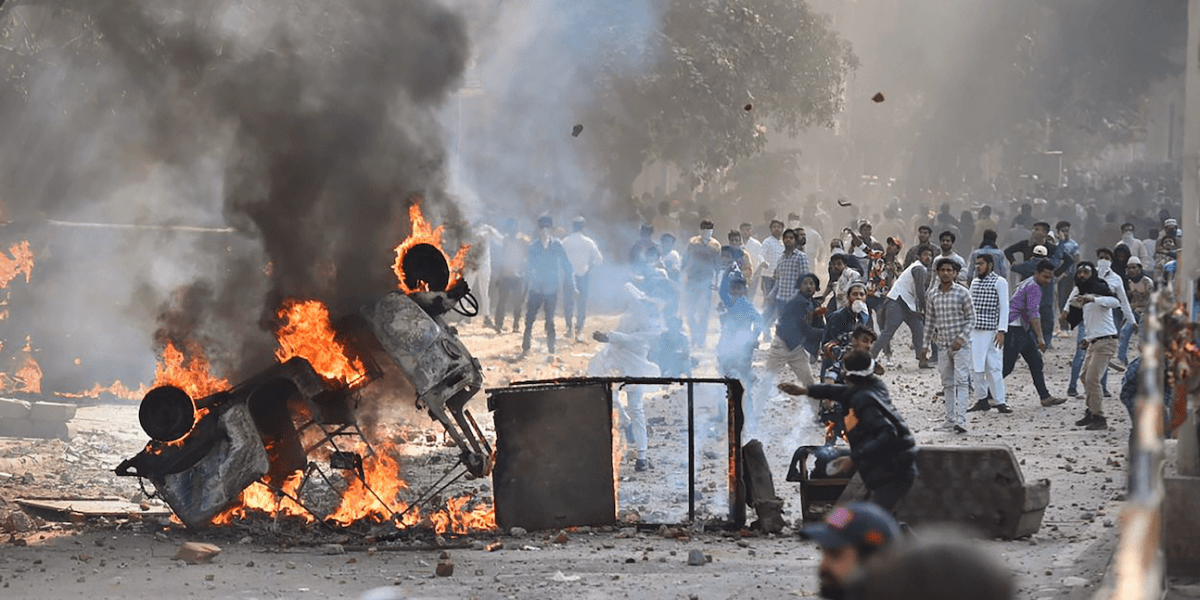 شمال مشرقی دہلی میں تشدد: 5کی موت، گاڑیوں اور دکانوں کو نذر آتش کیا گیا