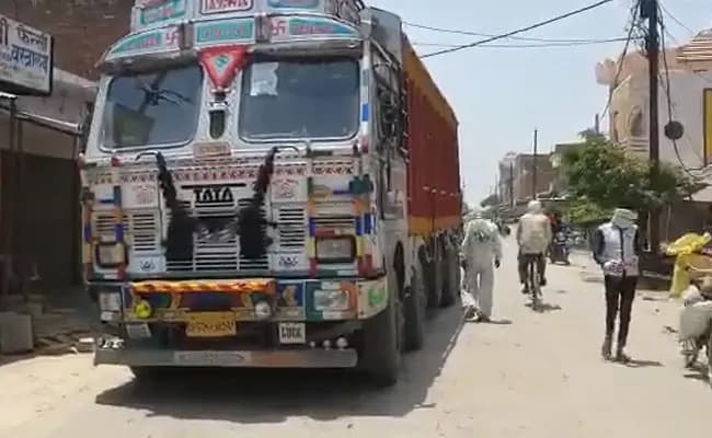 یو پی حکومت کی بس کا انتظار کرتی ہوئی ایک 6 سالہ بچی کی ٹرک کی زد میں آ کر موت