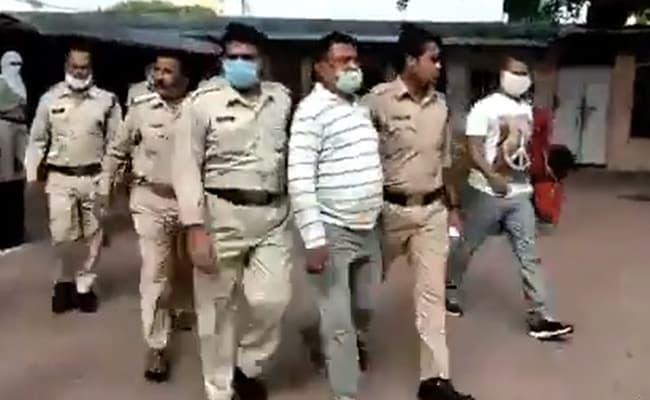 اتر پریش میں 8 پولیس اہلکاروں کو ہلاک کرنے والا گینگسٹر وکاس دوبے مدھیہ پردیش میں ایک مندر کے باہر سے گرفتار