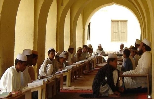 بہار مدرسہ بورڈ نے عربی اور اسلامیات کے ساتھ ساتھ انگلش، سائنس اور ریاضی جیسے جدید اور مرکزی دھارے کے موضوعات کو بھی اپنے نصاب کا حصہ بنایا