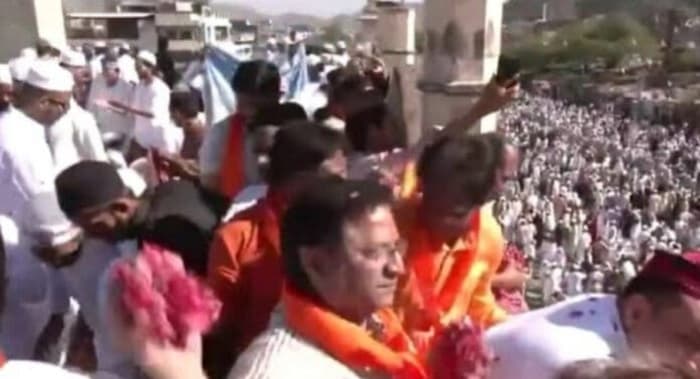جے پور :عید کی نماز کےدوران مسلمانوں پر ہندو گروپ نے پھولوں کی بارش کر کے بھائی چارے کا پیغام دیا