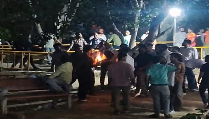 جے این یو میں اے بی وی پی نے فلسطینی پرچم نذر آتش کیا،طلبہ گروپوں کی شدید مخالفت