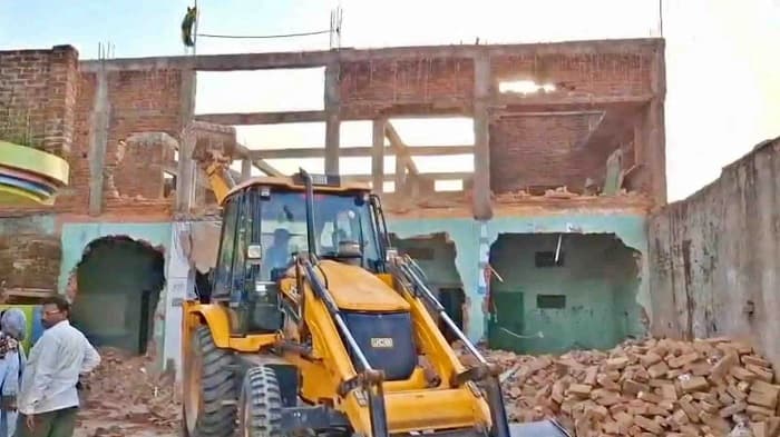مدھیہ پردیش :غیر قانونی طور پر تعمیر کا حوالہ د ے کر مدرسے پر انہدامی کارروائی